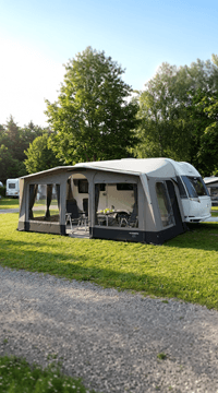 Ruime caravan met voortent op zonnige kampeerplek