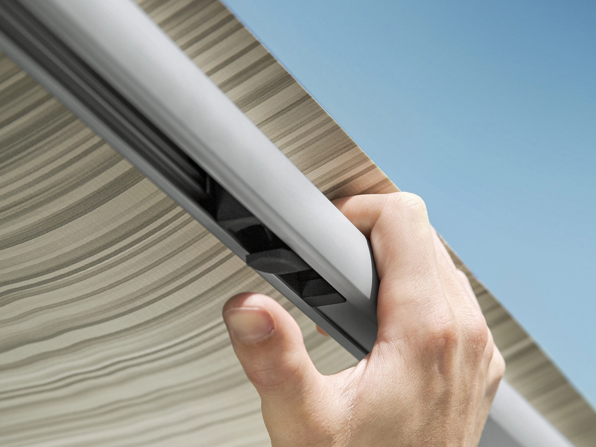 Thule Omnistor 1200 325 Mystic Grey zakluifel