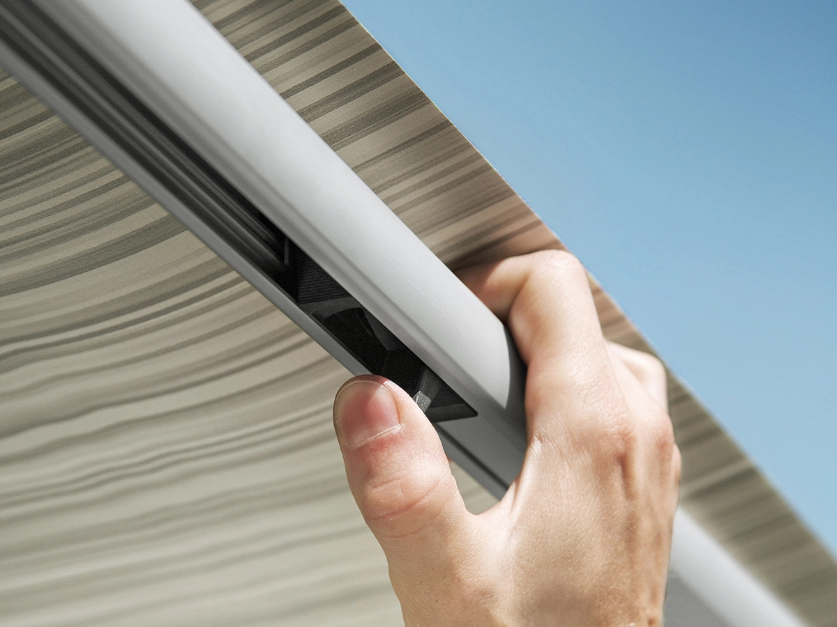 Thule Omnistor 1200 325 Mystic Grey zakluifel