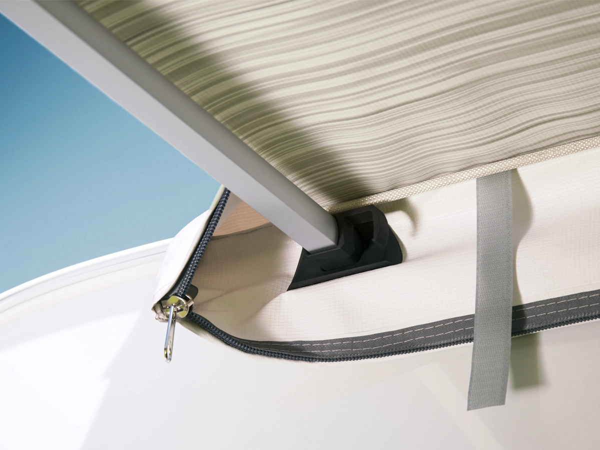 Thule Omnistor 1200 325 Mystic Grey zakluifel