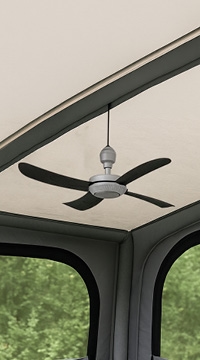 moderne plafondventilator in tuinpaviljoen