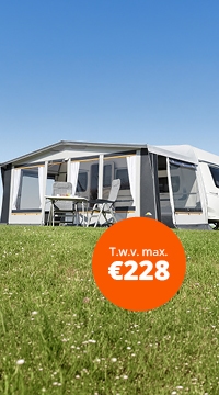 Ruime caravan met voortent op zonnig kampeerveld