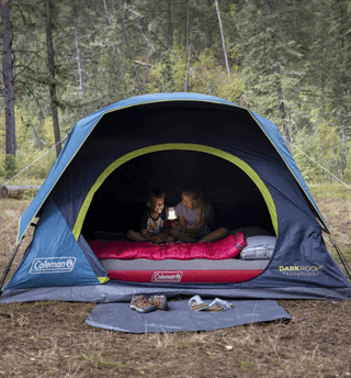 Coleman donkerblauw tent met groen accent in bos