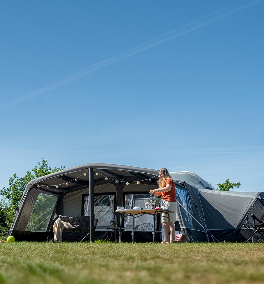 Ruime camper voortent met luifel op camping