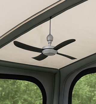 moderne zwarte plafondventilator in overkapping