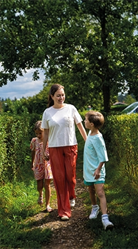 Zonnige wandeling met moeder en kinderen
