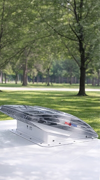 Transparant dakluik op mobilhome