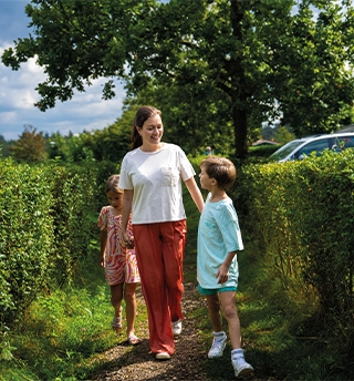 Moeder met kinderen tijdens een wandeling