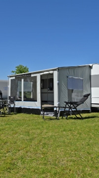 Caravan met luifel op zonnige camping