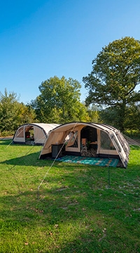 Ruime familietent op groene camping