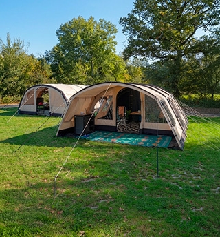 Luxe familietent met voortent in de natuur