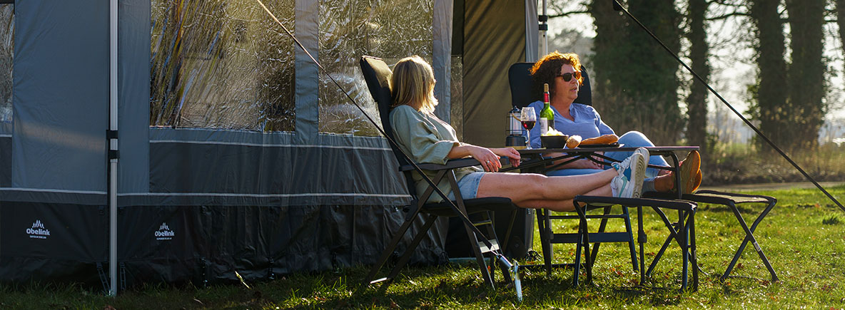 stormbanden aan luifel bevestigd