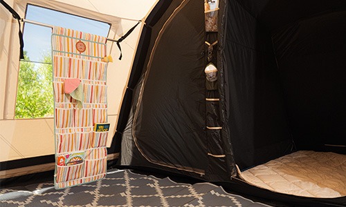 Wander Wonder tentorganizer in tent aan garderobestang