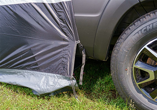 kleptent over auto heen gespannen en vast met haringen