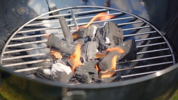 Aanmaakblokjes op de houtskoolbarbecue