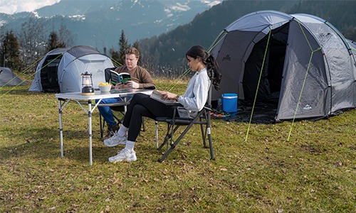 Obelink Basic tenten serie op veld met kampeerders ervoor