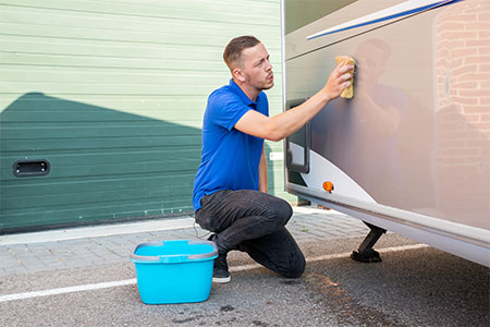 Hoe moet ik mijn caravan wassen