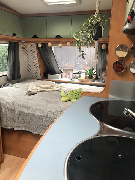 Een kijkje in de caravan van Claudia en Mareen