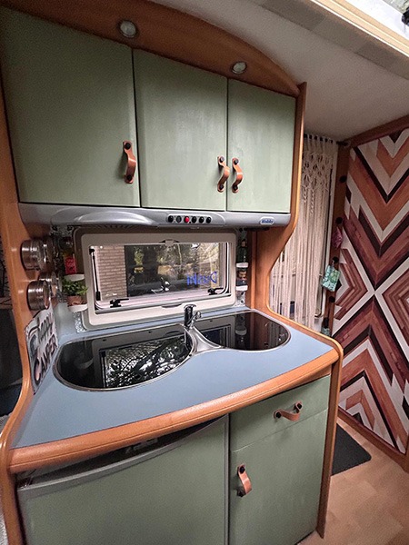 Een kijkje in de caravan van Claudia en Mareen