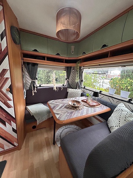 Een kijkje in de caravan van Claudia en Mareen