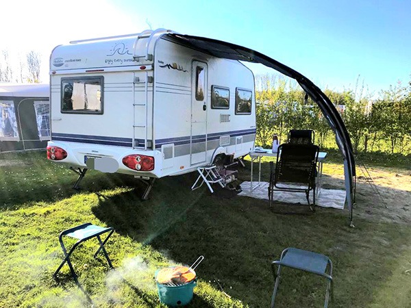 Een kijkje in de caravan van Claudia en Mareen