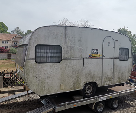 Een kijkje in de caravan van Petra en Martin