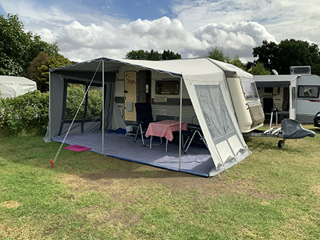 Een kijkje in de caravan van Sabine en Nils