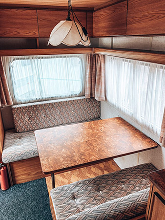 Een kijkje in de caravan van Sarina