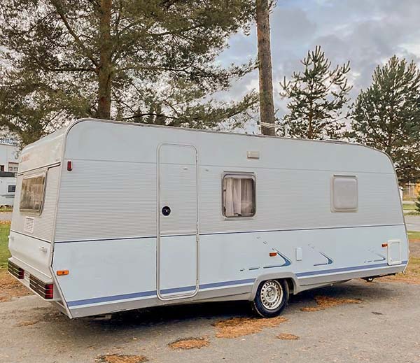 Een kijkje in de caravan van Fine en Matthias