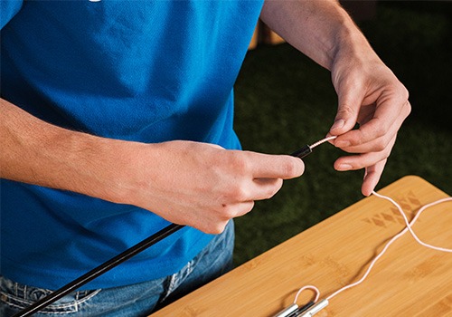 elastiek door glasfiberstok halen