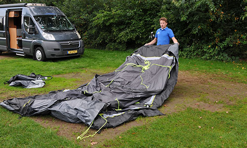 tent neerleggen op kampeerplek