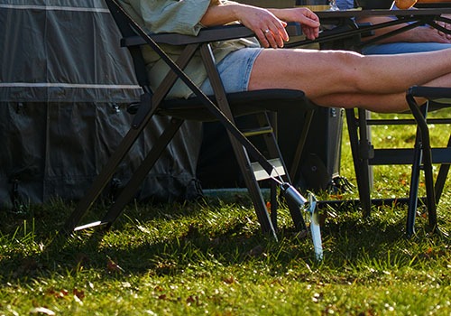 spanveer aan stormband in grond bevestigd