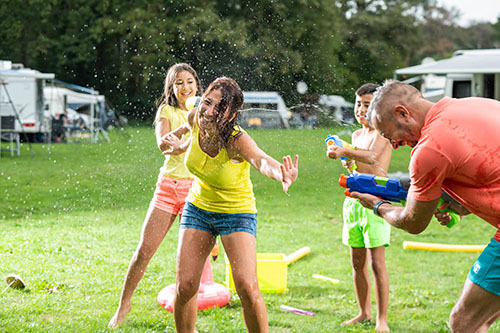 Gezin houdt watergevecht op de camping